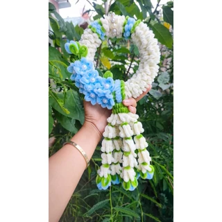 พวงมาลัยวันแม่ พวงมาลัยลวดกำมะหยี่ โทนสีฟ้าขาวนม พวงใหญ่สีสวย