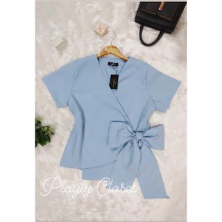 PLOYLY CLOSET | Arielle Bow (สีฟ้า) เสื้อผูกโบว์ด้านข้าง คอวี สีสวยสุภาพ ใส่งานแต่ง เสื้อสีฟ้า