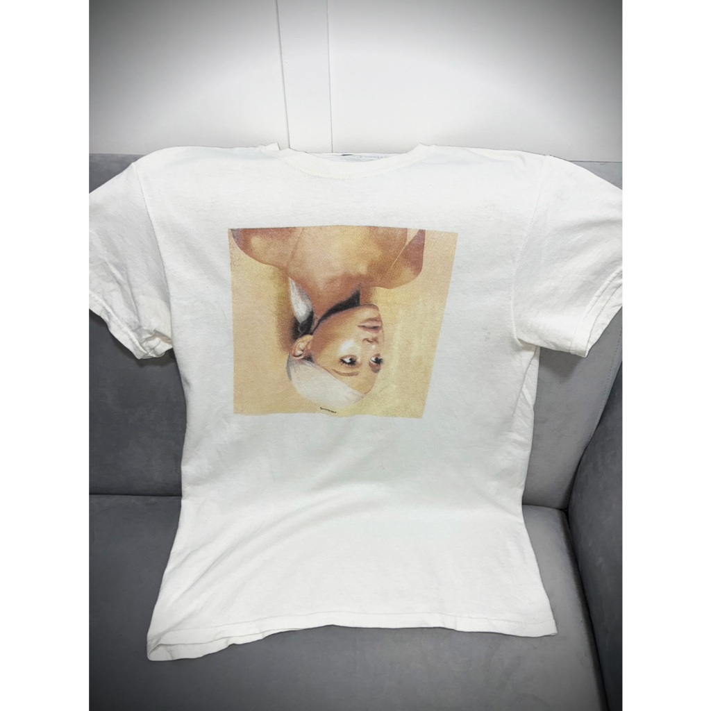 เสื้อยืด Ariana Grandeไซซ์ S มือสอง พร้อมส่ง