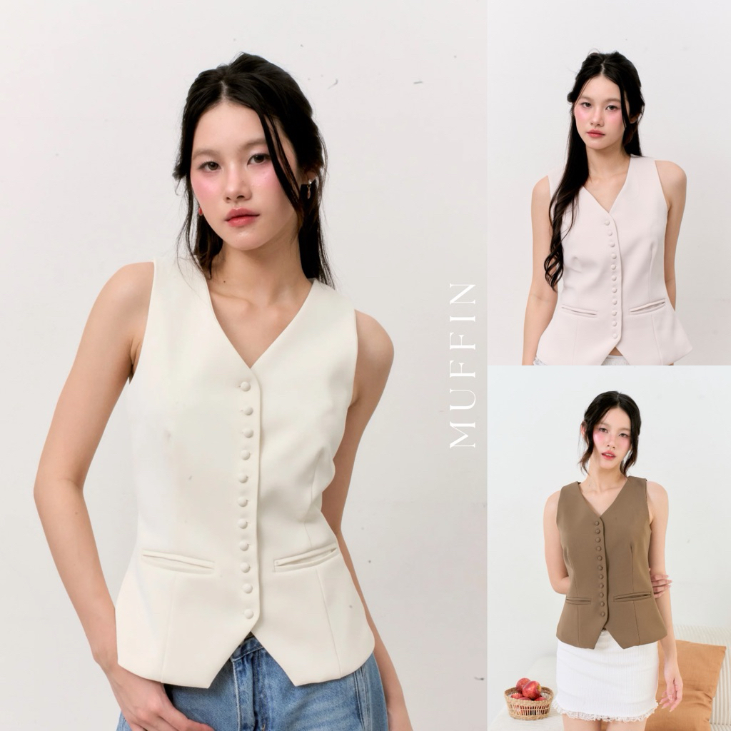 MUFFIN TOP (เฉพาะเสื้อ) เสื้อคอวีแขนกุดดีไซน์เรียบหรูดีเทลกระดุมผ้าใช้งานได้จริง พร้อมกระเป๋าเจาะด้านหน้า