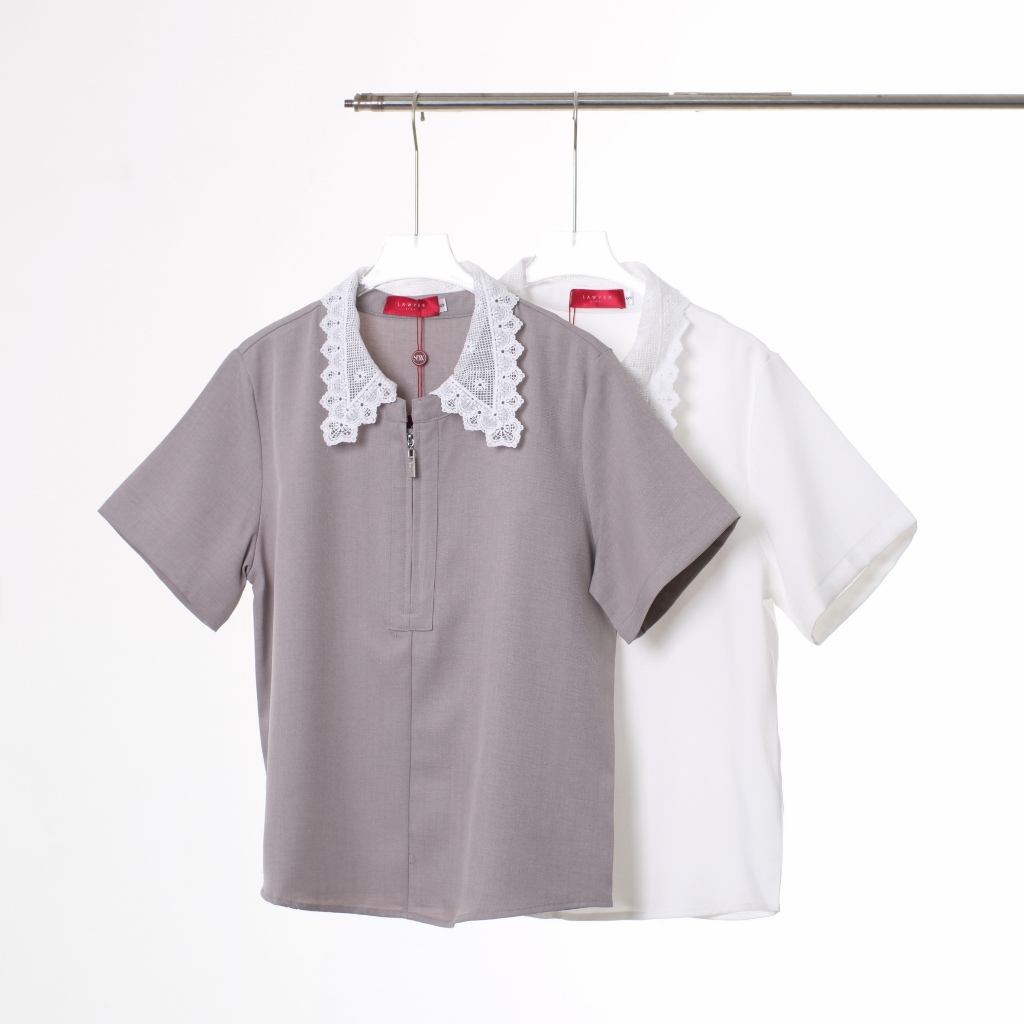 Lawyer Store [ 723322 ] เสื้อปกลูกไม้ แขนสั้น คอซิป งานปกลูกไม้ เนื้อผ้าตัดสูทเนื้อไม่หนามาก เสื้อผู้หญิง เสื้อเเเขนสั้น