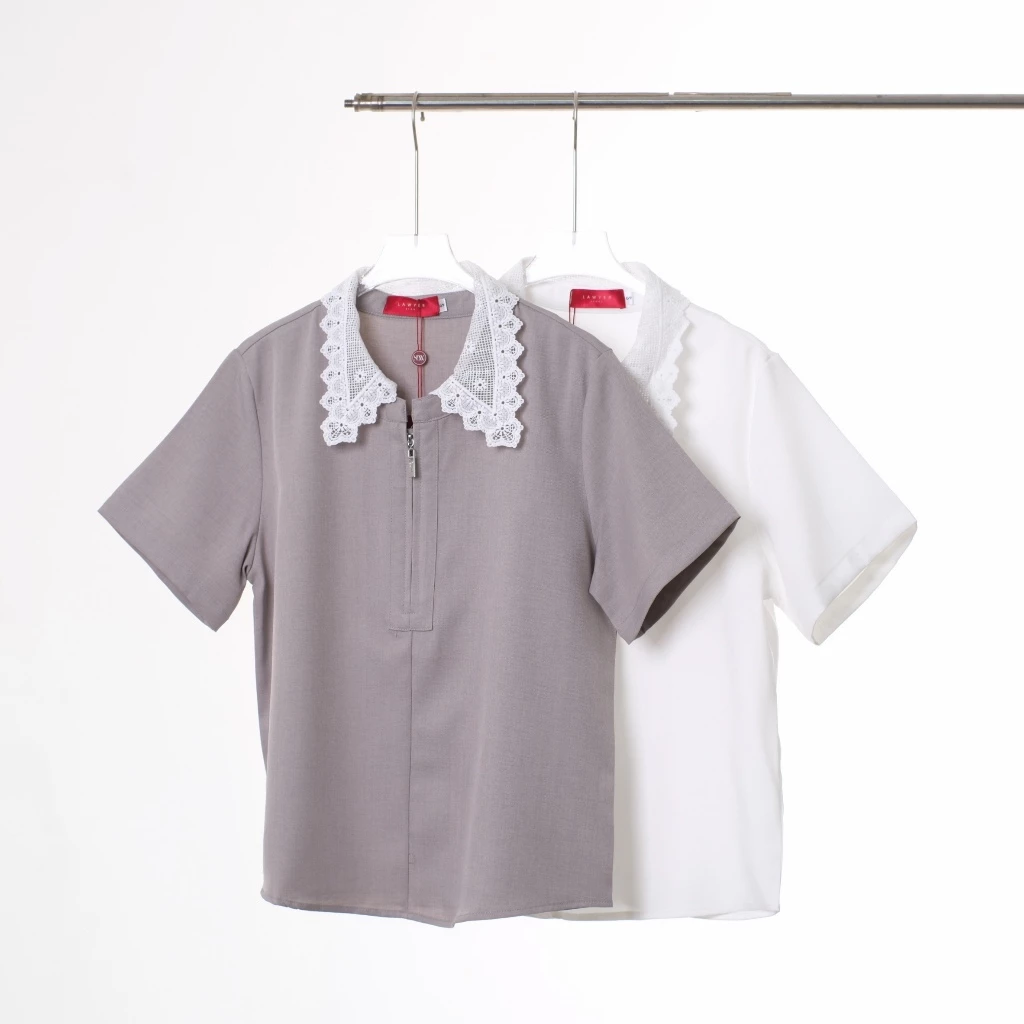 Lawyer Store [ 723322 ] เสื้อปกลูกไม้ แขนสั้น คอซิป งานปกลูกไม้ เนื้อผ้าตัดสูทเนื้อไม่หนามาก เสื้อผู้หญิง เสื้อเเเขนสั้น