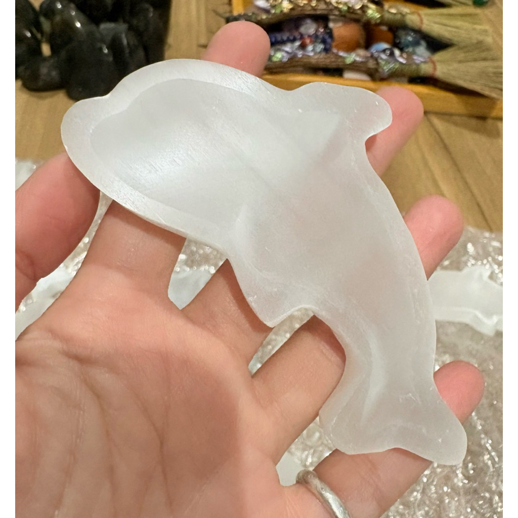 ชามเซเลไนท์รูปทรงโลมา(Selenite Bowl) ชะล้างพลังงานลบและชาร์จพลังบวกให้กับหินมงคลหรือเครื่องประดับ