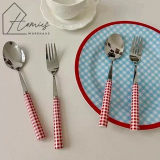 【พร้อมส่ง】🍴 ช้อน ส้อม มีด ลายสก็อต สุดน่ารัก สแตนเลสอย่างดี ด้ามทำจากเซรามิก มี 2 สี แดง/น้ำเงิน สไตล์คาเฟ่ ช้อนลายสกอต