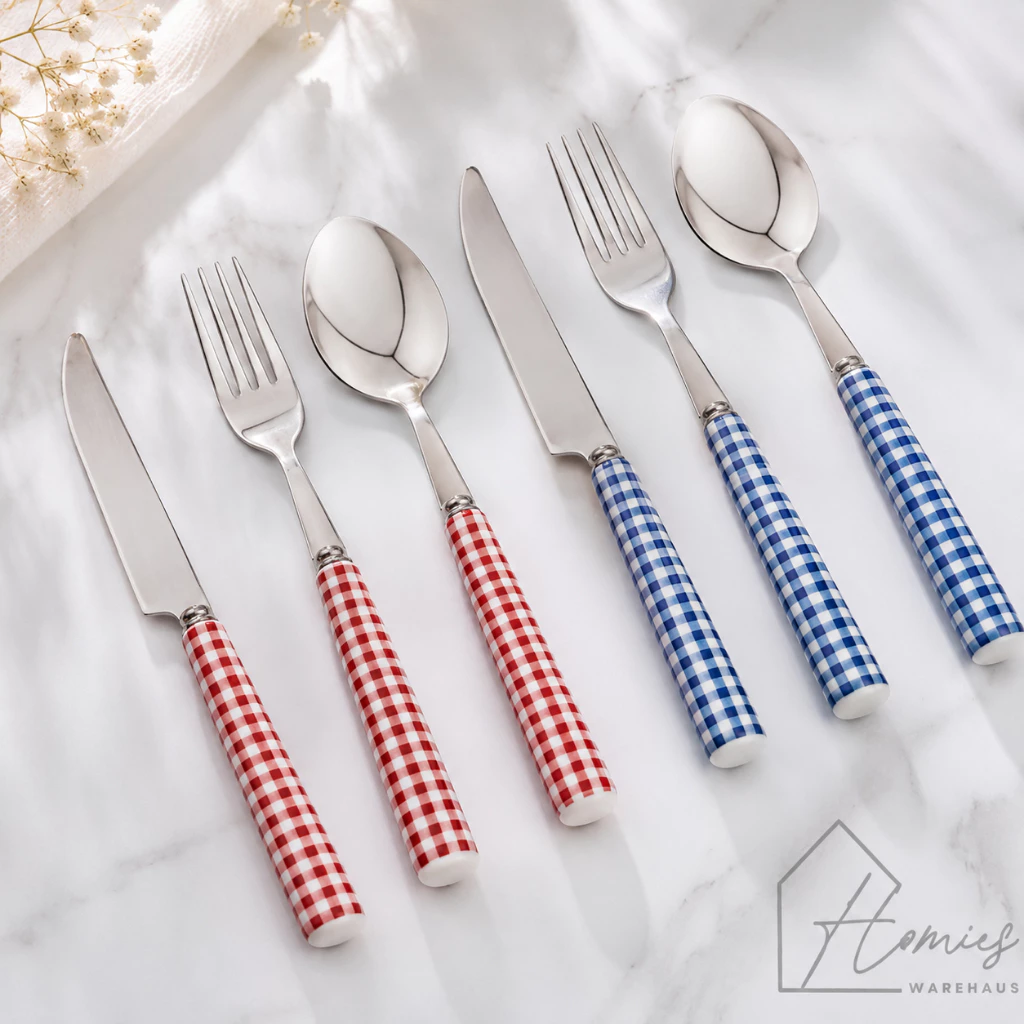 【พร้อมส่ง】🍴 ช้อน ส้อม มีด ลายสก็อต สุดน่ารัก สแตนเลสอย่างดี ด้ามทำจากเซรามิก มี 2 สี แดง/น้ำเงิน สไตล์คาเฟ่ ช้อนลายสกอต