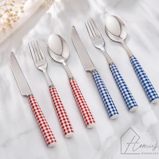 【พร้อมส่ง】🍴 ช้อน ส้อม มีด ลายสก็อต สุดน่ารัก สแตนเลสอย่างดี ด้ามทำจากเซรามิก มี 2 สี แดง/น้ำเงิน สไตล์คาเฟ่ ช้อนลายสกอต