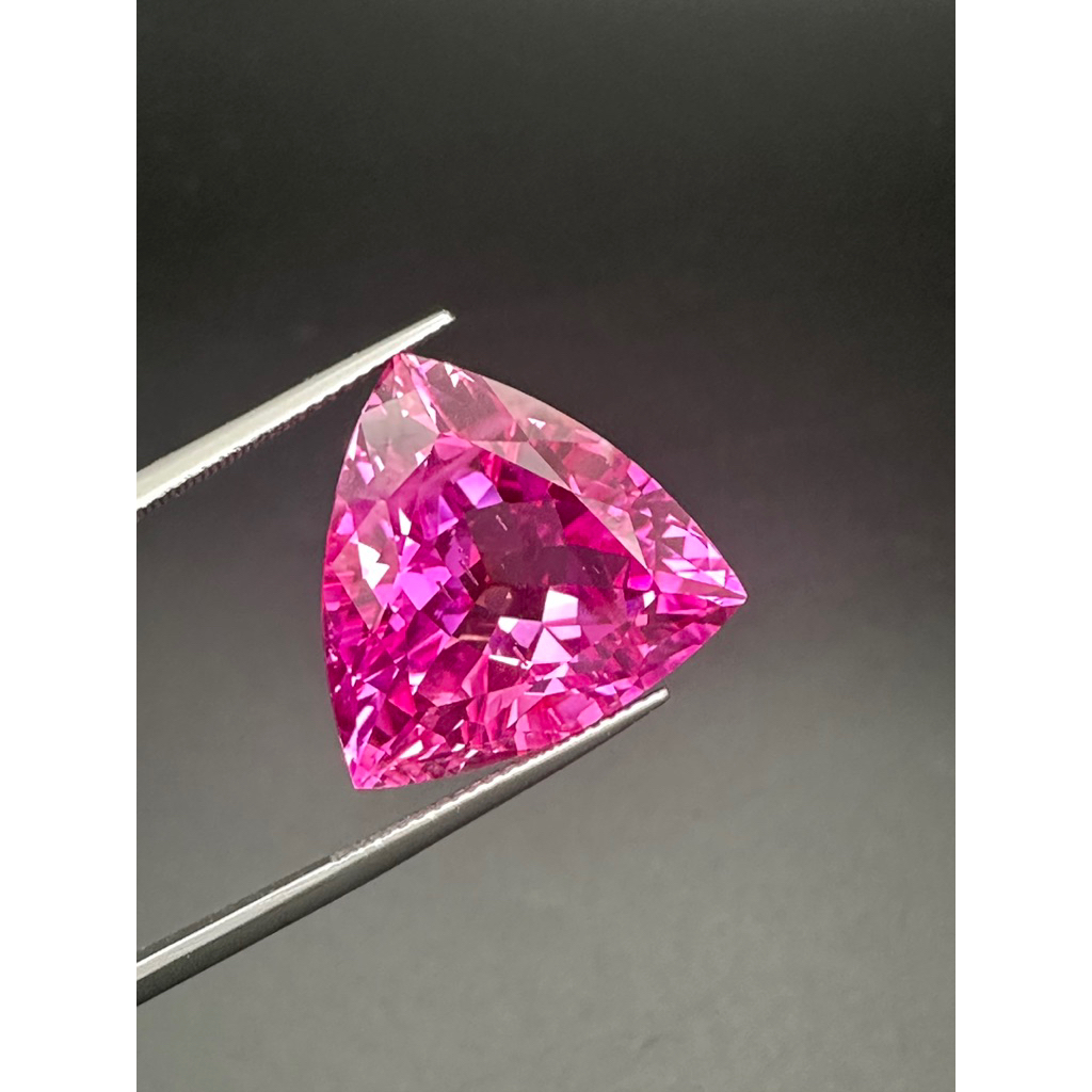 สีชมพู. เหลี่ยมชั้น รูป Trillion   หนักรวม  กะรัต CARATS 20x20 mm ....(1 เม็ด) สังเคราะห์ SYNTHETIC 
