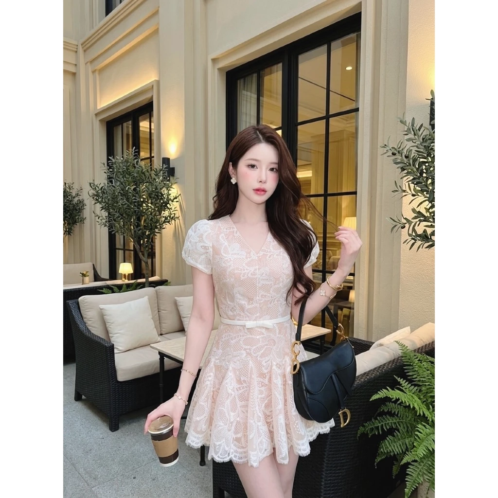 [NITTAYA] D2937 ชุดมินิเดรสคอวีแขนกลีบบัวดีเทลแต่งโบว์ช่วงเอวผ้าปักลายดอกไม้มีซับใน สวยหรูดูแพง ใส่ออกเดท ดินเนอร์
