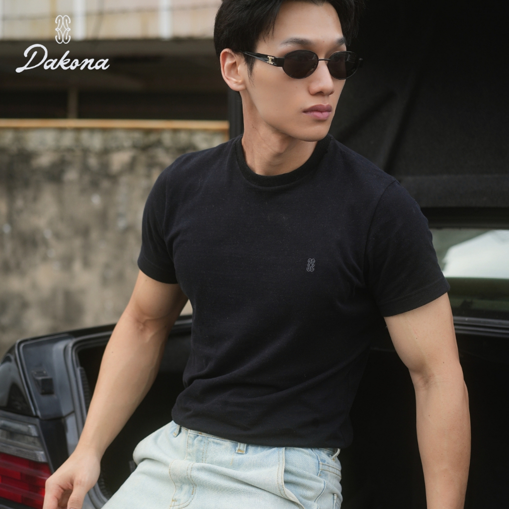 Dakona | Black Slim-Fit High-Neck T-Shirt with Pictorial Logo | เสื้อยืดทรงสลิมฟิต ผู้ชาย สีดำ