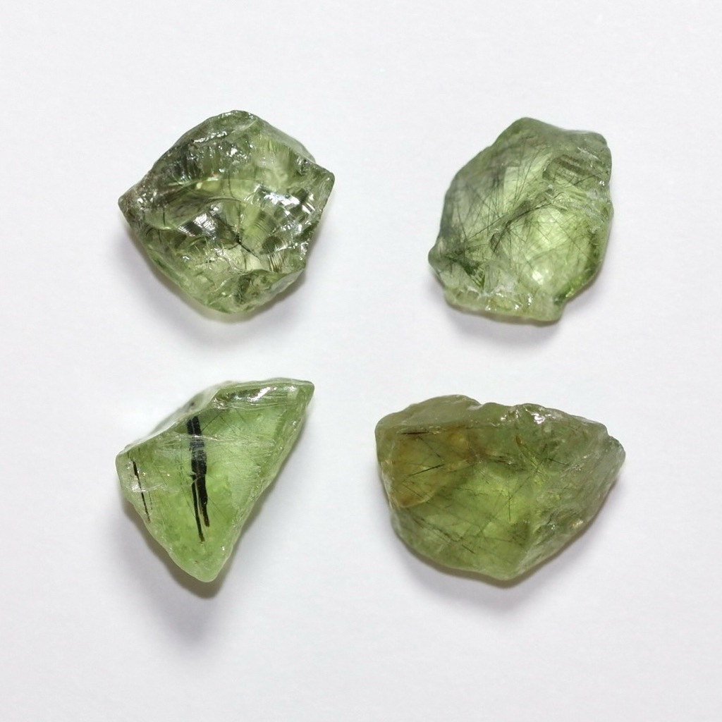 พลอยเพอริดอท แบบก้อนดิบ จากปากีสถาน (Peridot with ludwigite)