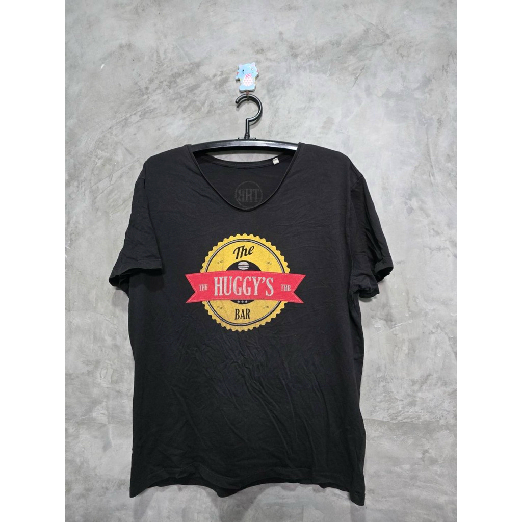 เสื้อยืดมือสอง อก21.5‘ยาว27‘ The Huggy’s Bar คอวีกว้างไม่มีป้ายคอ