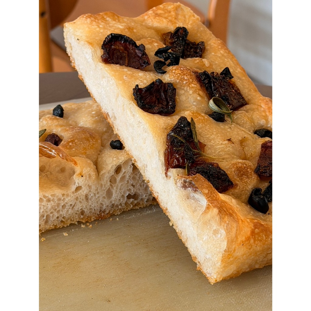 Sun-dried Tomato and Olive Sourdough Focaccia - โฟคัชชาซาวร์โดมะเขือเทศและมะกอกดำ