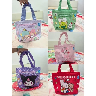 กระเป๋าสุดคิวท์ Sanrio ลิขสิทธิ์แท้ • ​เนื้อผ้า: ผ้าแคนวาสหนาพิเศษ 12 oz อยู่ทรงสวย• ขนาด: 37 x สูง 23 x ฐานกว้าง 15 cm