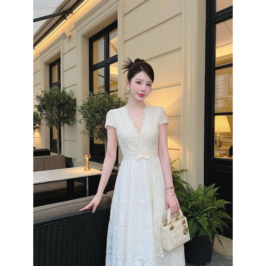 [NITTAYA] D2922 ชุดเดรสกระโปรงยาวคอวีแขนสั้นผ้าปักลูกไม้ฉลุแต่งโบว์สไตล์สาวเวียดนามใส่ออกงาน ดินเนอร