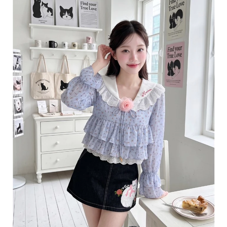 (มี3XL) Sydney Cutie Set เซ็ต 2 ชิ้น เสื้อผ้าคอตตอนแขนยาวกระบายเอว + เข็มกลัด + กระโปรงยีนส์เข้มปักแมวซับในกางเกง