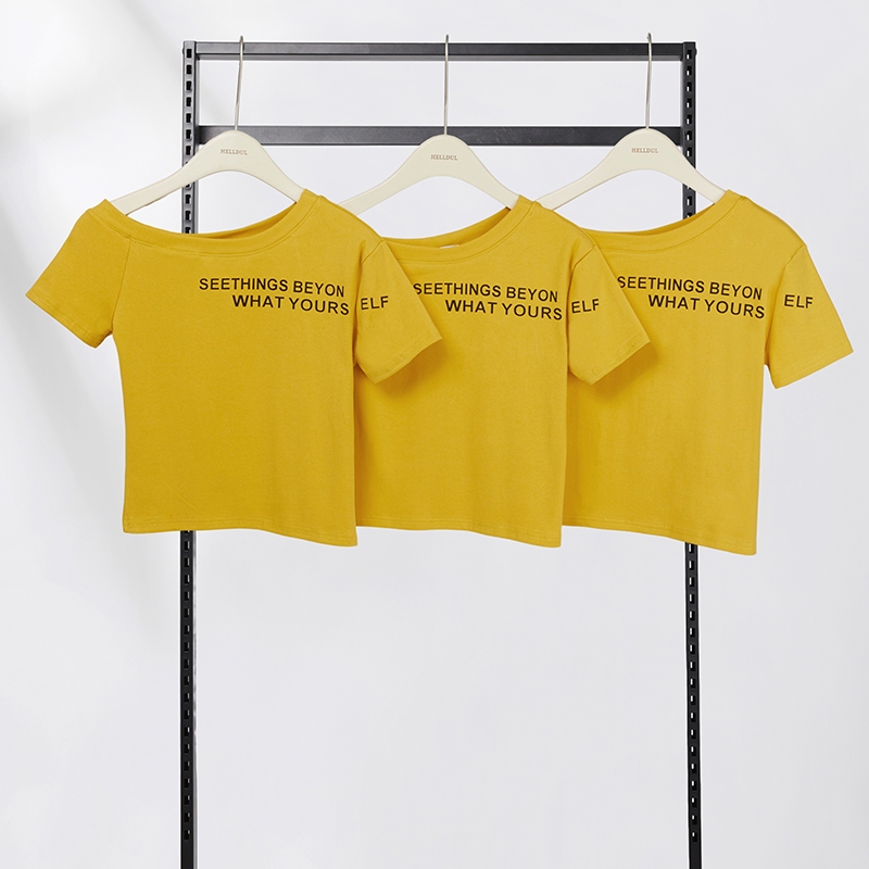 HELLDUL T0045 เสื้อยืดครอปสีเหลือง ดีไซน์คอเบี้ยว ลายตัวอักษรเรียบง่าย สไตล์เกาหลีสดใสสำหรับฤดูร้อน