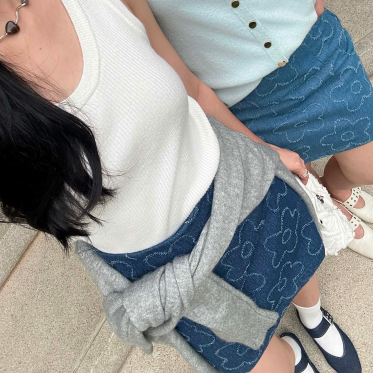 DAISY SKIRTS | กระโปรงยีนส์เอวสูง ลายดอก มีซับใน ซิปข้าง เก็บทรงสวย ดีไซน์ทันสมัย สำหรับผู้หญิงที่ชื่นความเก็บทรง