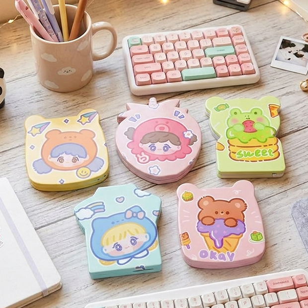แพ็ค 12 ชิ้น สุ่มแบบสุ่มลาย ตลับกระจกพร้อมหวี ลายการ์ตูน หลากสีสัน น่ารัก น่าใช้