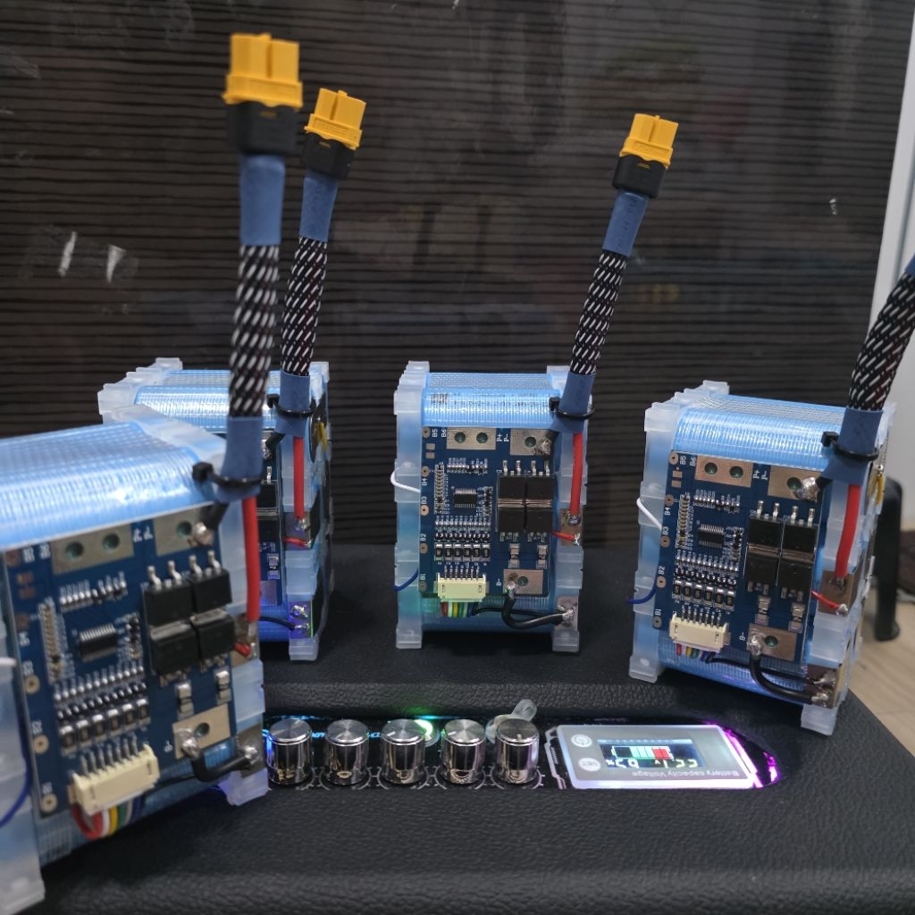แบตเตอรี่ลิเธียมฟอสเฟส 6S (ทรงเต๋า) 21v 6000/mAh BMS 20A บาลานซ์แบตก่อนแพ็คทุกก้อน