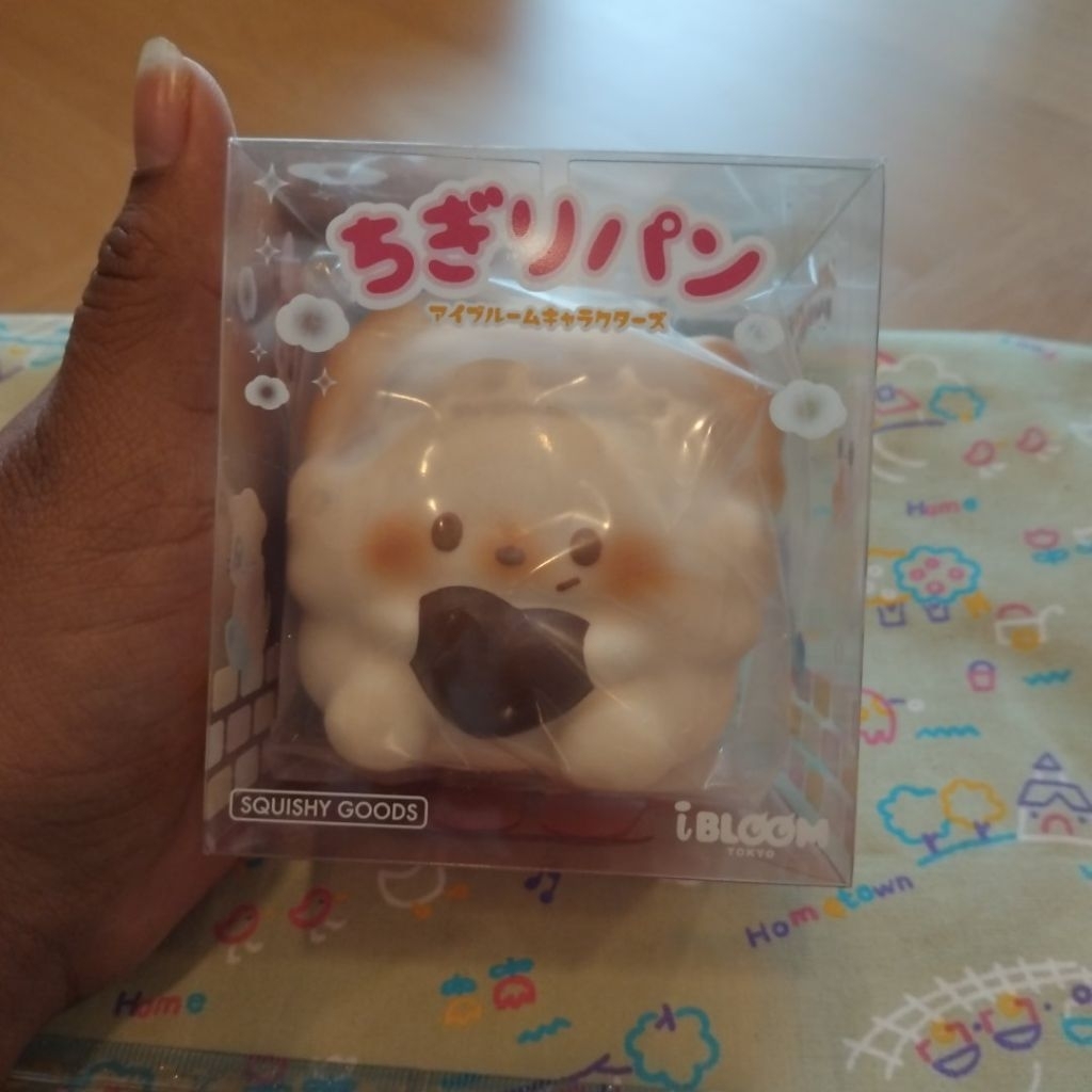 สกุชชี่แบรนด์ iBloom รุ่น Puchi Chigiri Bread ในแพ็กเกจกล่องใส มีลักษณะนุ่มสโลว์และมีกลิ่นหอม(น้ำตาล