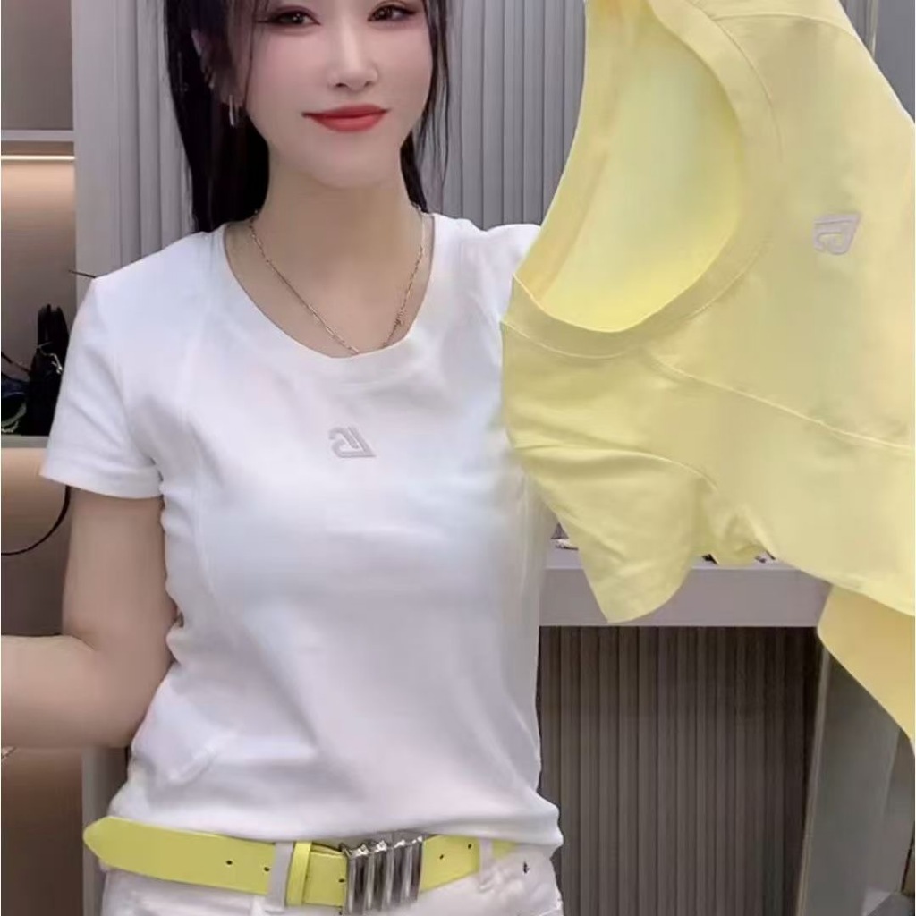 เสื้อยืดแขนสั้นสีพื้นสำหรับผู้หญิงที่ดูเก๋ไก๋ มีเอกลักษณ์ และแมตช์ได้หลากหลายสไตล์ สินค้าใหม่รับซัมเมอร์ที่โดดเด่นด้วยงา