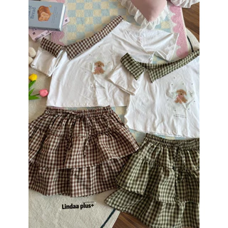 LindaaPlus-- ชุดเซ็ต 𝑷𝒐𝒄𝒌𝒚 🥤🍃 เสื้อปาดไหล่ +กระโปรงสั้นแต่งชั้น ดีเทลเสื้อทรงปาดไหล่แต่งลายสก๊อต สกรีนน้องหมาที่อก
