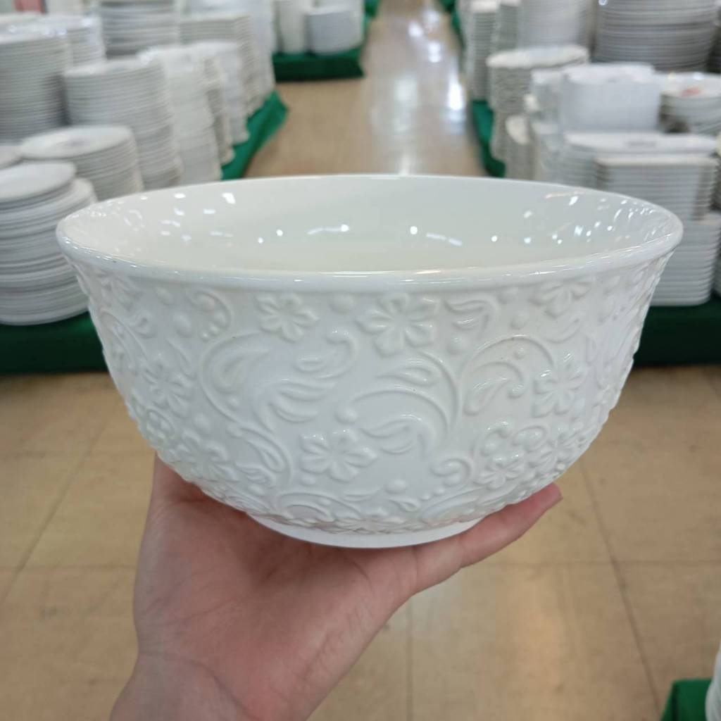 ชามเซรามิกสีขาวเนื้อนวล ขนาด 8 นิ้ว ทรงอ้วน ถ้วยใส่ก๊วยเตี๋ยว มินิมอล มีลวดลายดอกไม้และเถาวัลย์แบบนูนต่ำ 3 มิติ