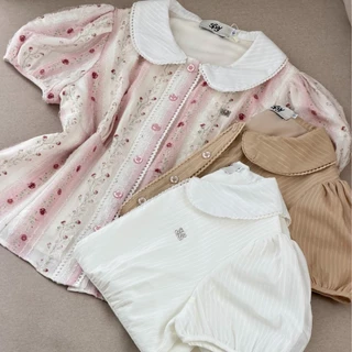 SISSY : เสื้อคอบัวแขนตุ๊กตา (S-XXL) แต่งจับจีบช่วงใต้อก เนื้อผ้านุ่มเบา มีซับใน ทรงหวานละมุน