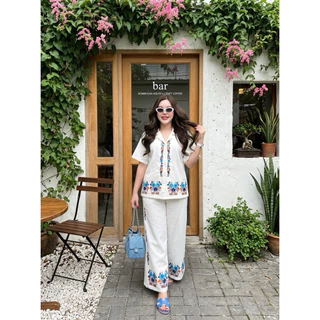 A1580 ชุดเซต เสื้อ + กางเกงขายาว สีขาว ปักดอกไม้สีฟ้า