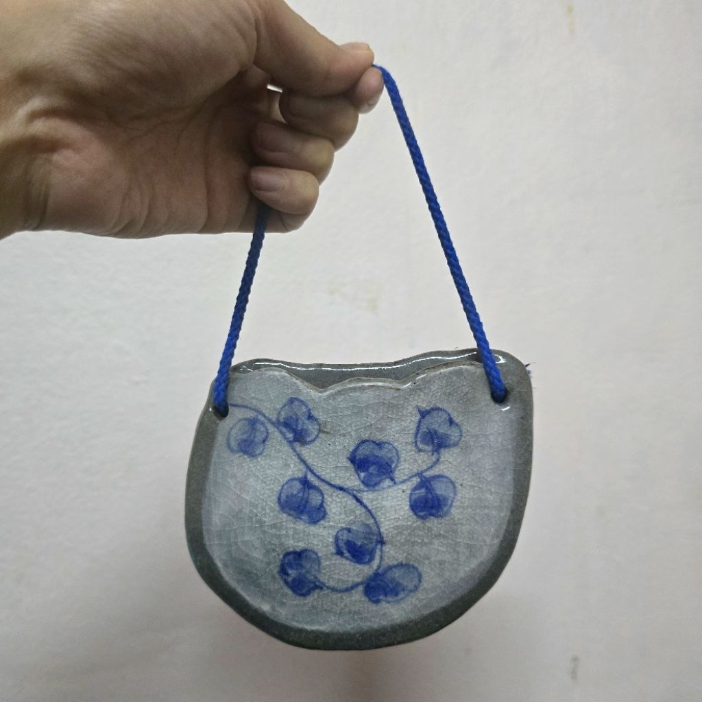 กระเป๋าผนังเซรามิค หรือ แจกันเซรามิคแบบแขวนผนัง (Ceramic Wall Pocket / Wall Planter)