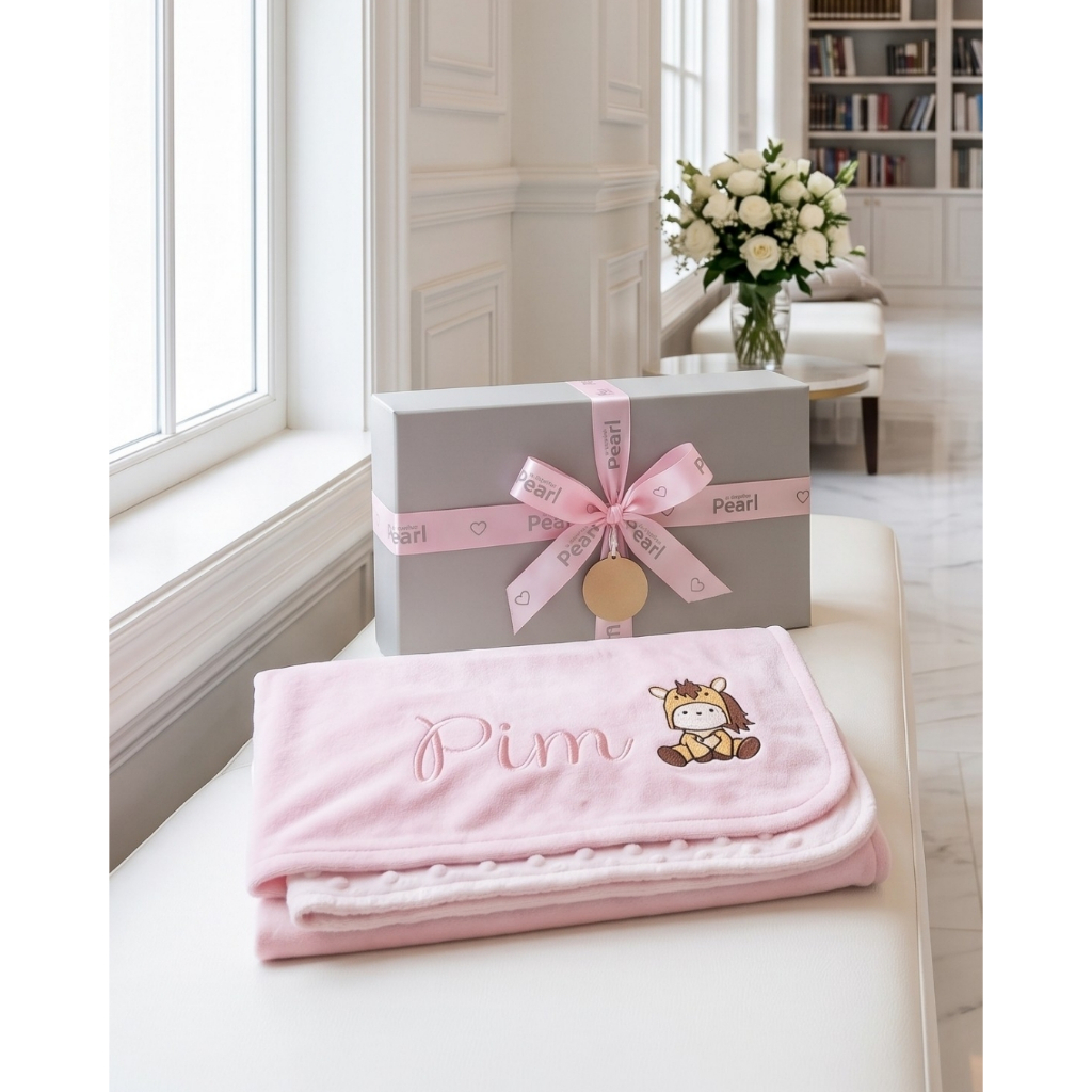 a litte Pearl (Pre-Order) ผ้าห่ม Minky แบบปักชื่อ มี 2 ขนาด 75x100cm กับ 100x150cm แถมกล่องของขวัญทุกออร์เดอร์