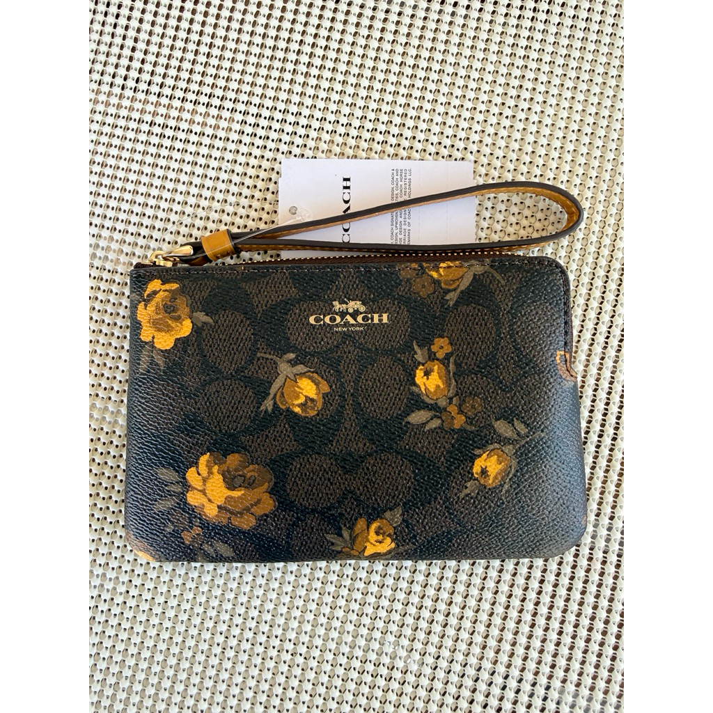 Coach แท้ % Corner Zip Wristlet In Signature Canvas สี walnut multi yellow ลายดอกไม้ลิมิเตดค่ะ