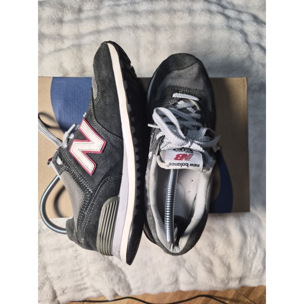 NB004 รองเท้าNew Balance 574 (Grey/Pink) ซึ่งเป็นหนึ่งในโมเดลคลาสสิกที่ได้รับความนิยมอย่างยาวนานจากแ