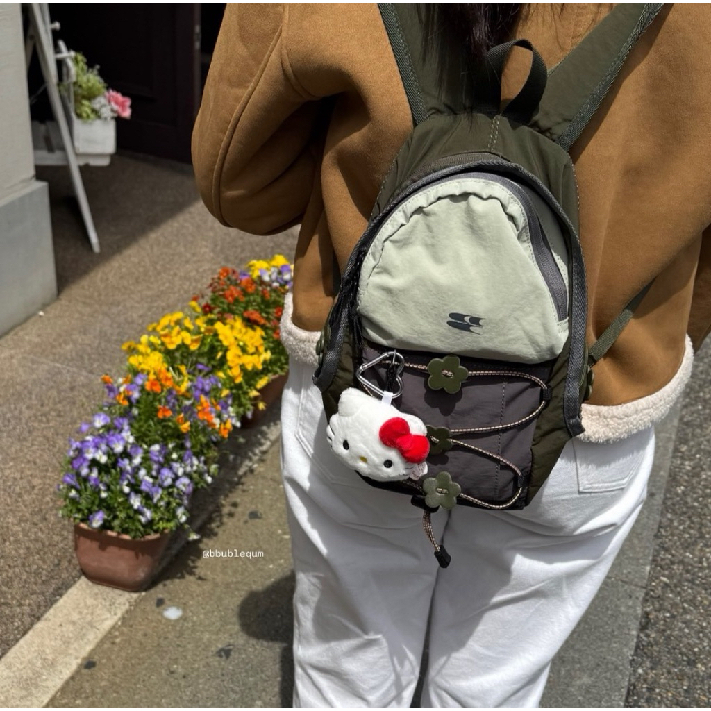 Crying center flower backpack 🎒 🌼 preorder