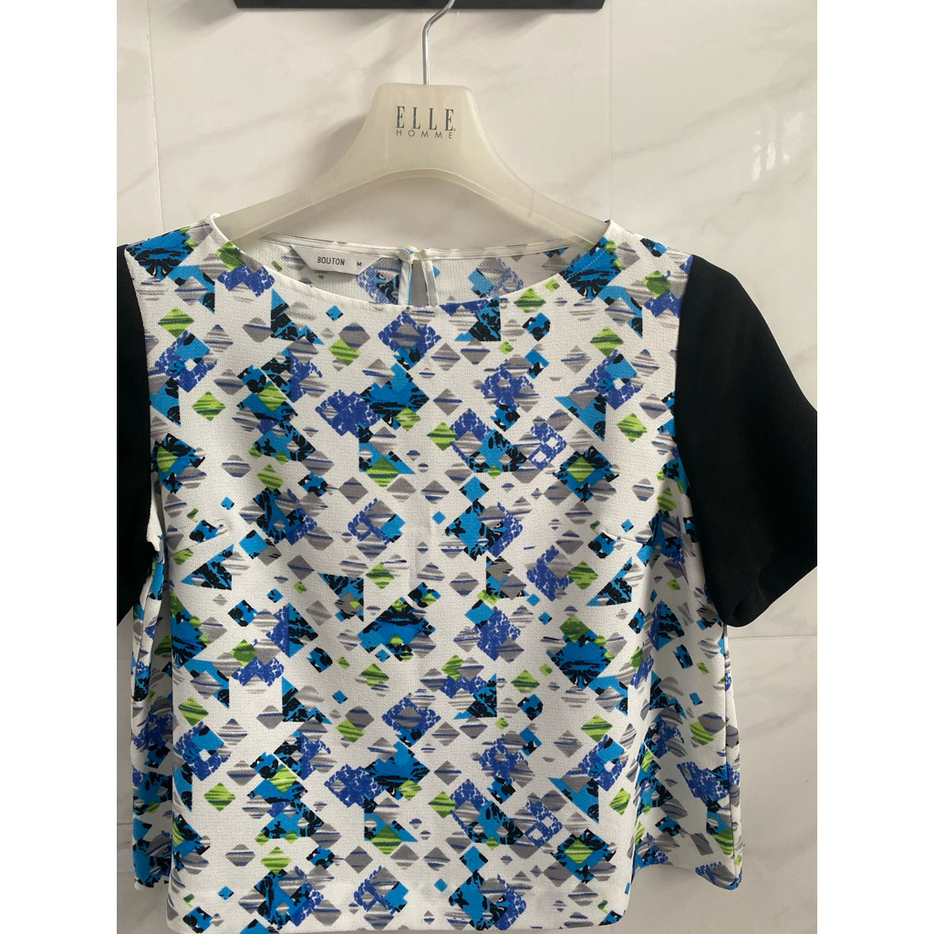 Boutonเสื้อครอปลายกราฟฟิก