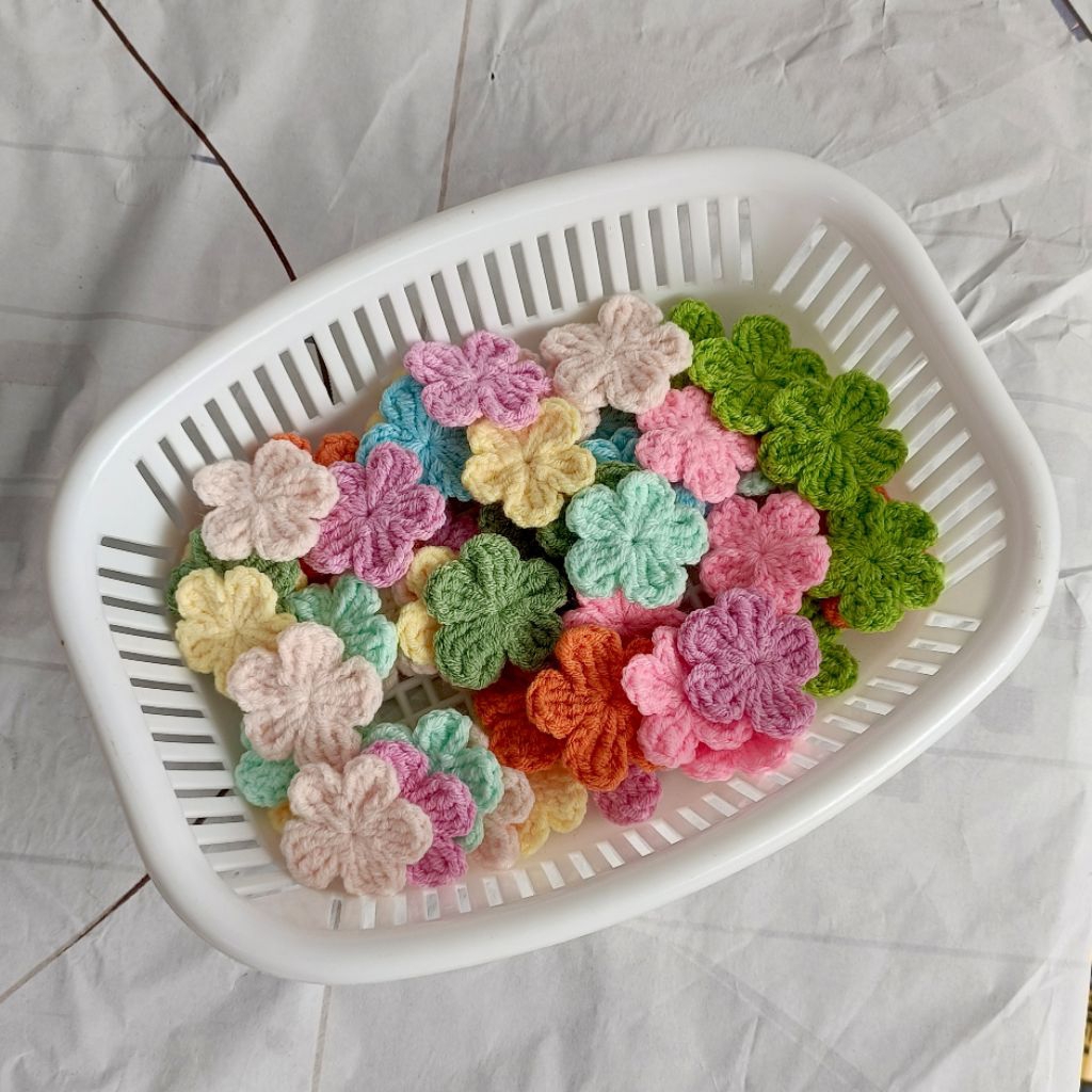 ดอกไม้ตกแต่งจากไหมพรม คละสี จำนวน 30, 50 ชิ้น