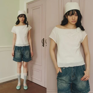 CHUUCHOP - (S-6XL) Icy Blouse เสื้อเบลาส์ผู้หญิง แขนสั้น เสื้อปาดไหล่ แต่งดอกไม้ (C8622)