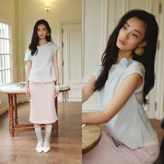 CHUUCHOP - (S-6XL) Icy Blouse เสื้อเบลาส์ผู้หญิง แขนสั้น เสื้อปาดไหล่ แต่งดอกไม้ (C8622)