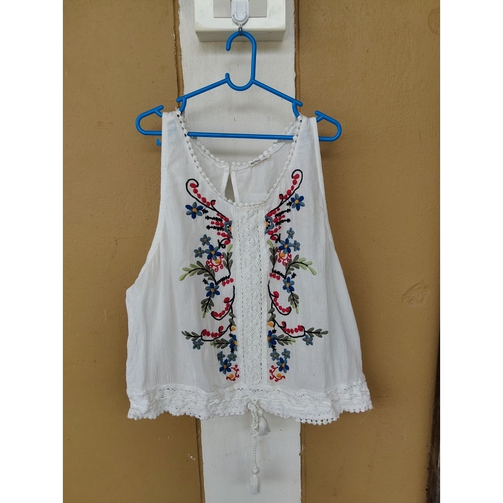เสื้อมือสอง ปักลายดอกไม้ size M แบรนด์ Hollister