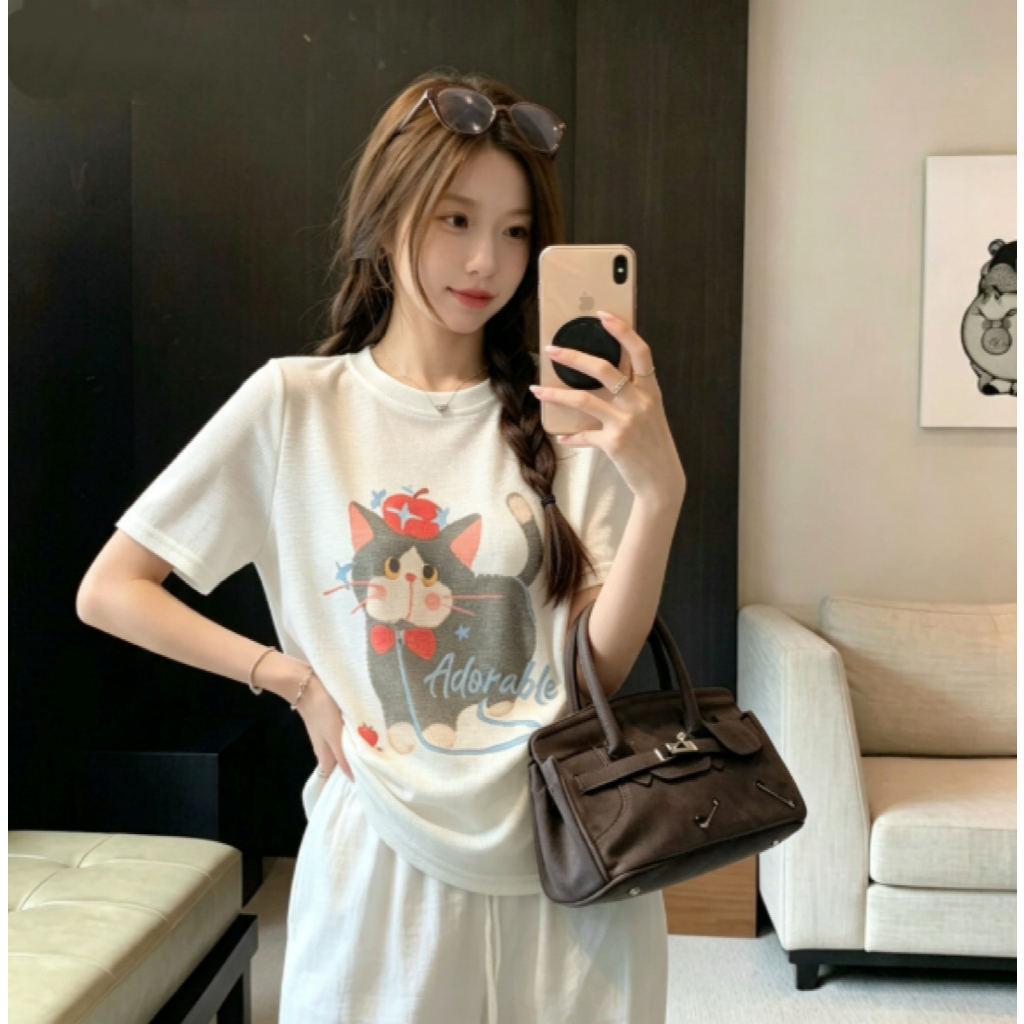 เสื้อยืดแขนสั้นสำหรับผู้หญิง: เสื้อที่มาพร้อมดีไซน์เรียบง่ายแต่มีสไตล์และลวดลายกราฟิกรูปแมวสุดน่ารัก เหมาะอย่างยิ่งสำหรั
