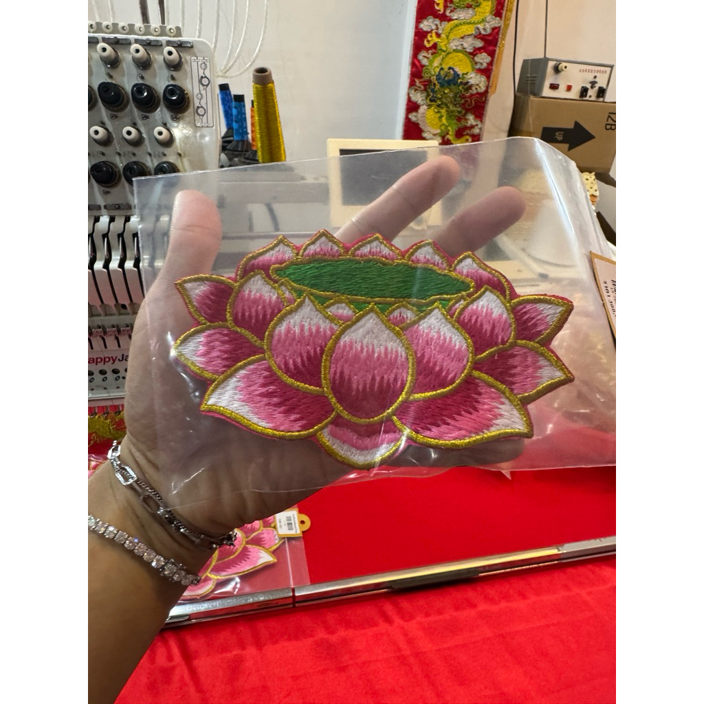 ดอกบัวเย็บติดผ้า ลายดอกบัวบาน ที่ร้านปักเอง พร้อมส่ง
