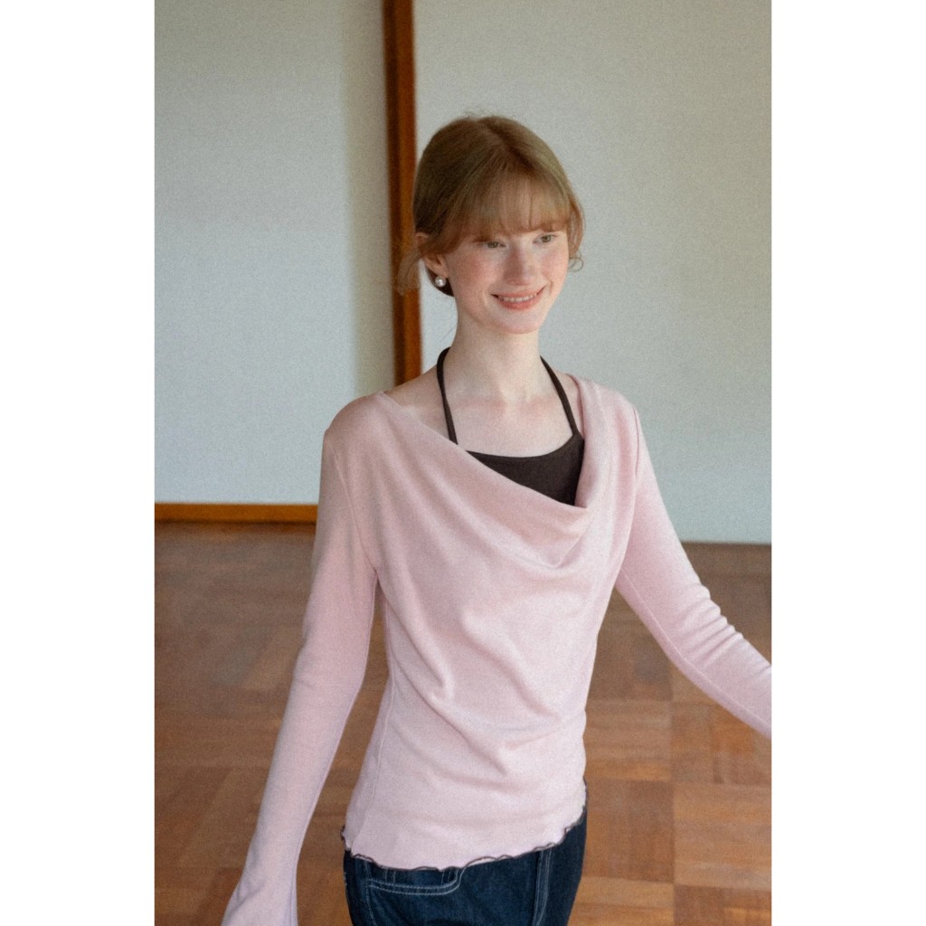 [พรีออเดอร์] [รบกวนลูกค้าอ่านรายละเอียดก่อนสั่งซื้อนะคะ] EGGKA : Long-Sleeve Top with Ruffled Hem and Bow Tie Back