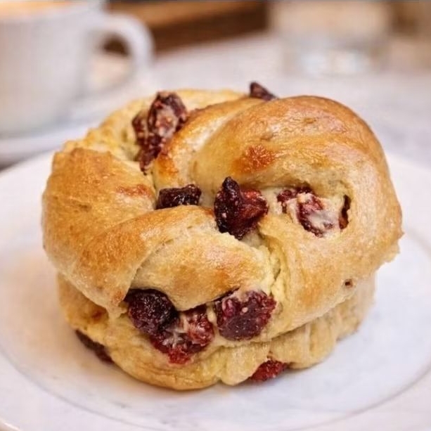 Keto Strawberry Cream Cheese Bun คีโตสตอเบอรี่ครีมชีสบัน by Sweetless House Keto