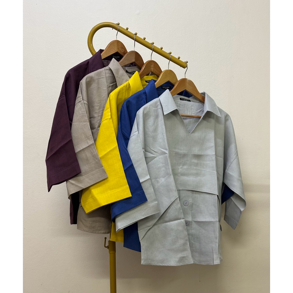 เสื้อลินินแท้ คอปกวี สวมหัว แขน 4 ส่วน ด้านหน้าต่อผ้าโค้ง แต่งกระดุมหลอก ชายเสื้อโค้ง “อก 50 นิ้ว”
