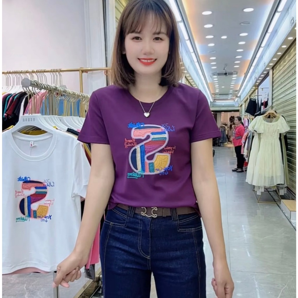 เสื้อตัวบนระดับไฮเอนด์สำหรับคุณแม่ที่ทั้งเก๋และแมตช์ชุดง่าย เป็นเสื้อยืดแขนสั้นสีพื้นดีไซน์ทันสมัย ​​โดดเด่นด้วยลายกราฟิ