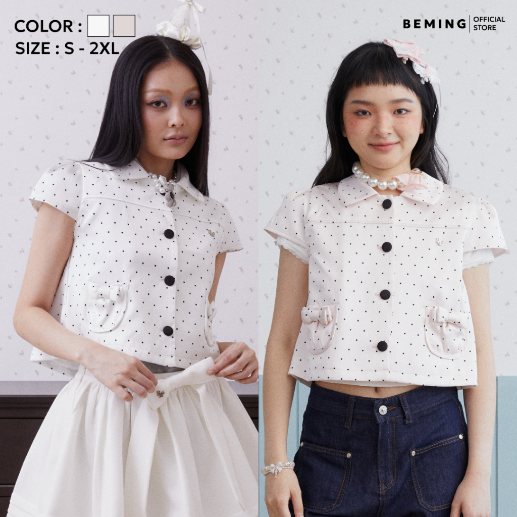 Bemingtop1261(S–2XL) - Ribbon Dot Top – เสื้อคอปกแขนสั้นผ้าเงา ลายจุดแต่งลายโบว์จาง ๆ พร้อมกระเป๋าหน้า
