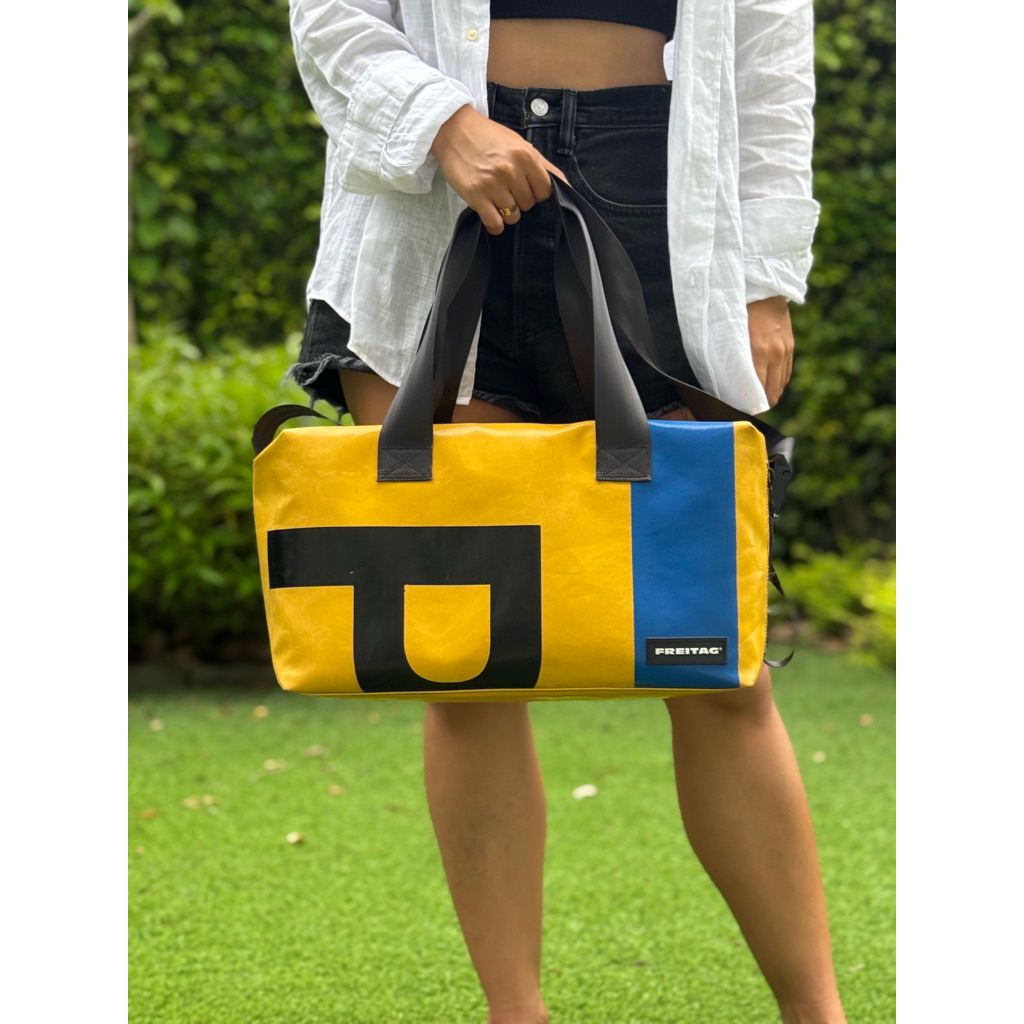 FREITAG LOIS F45 มือ 1 TAG ครบ 💙🤍 (ผ้าขาวสกรีนลายสีฟ้า)
