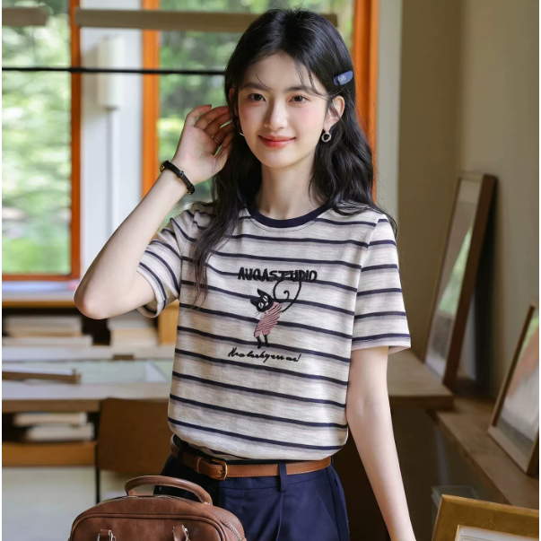 เสื้อยืดแขนสั้นผู้หญิงเกรดพรีเมียมสไตล์เกาหลี โดดเด่นด้วยดีไซน์ลายทางแบบคัลเลอร์บล็อกและลายกราฟิกแมวการ์ตูนสุดน่ารัก สิน