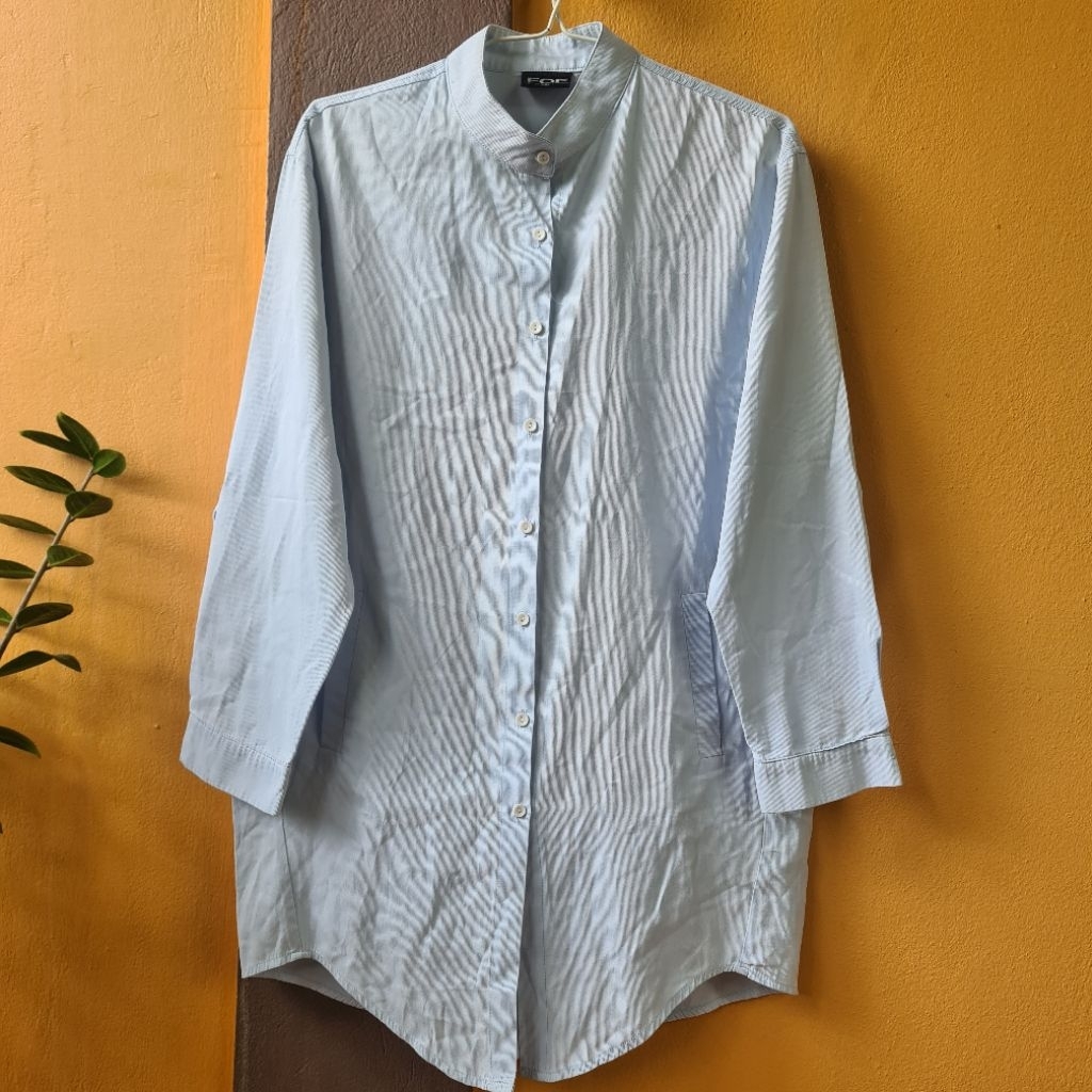 เสื้อเชิ้ตสีฟ้าทรงยาว ป้าย FOF เดรสทรงเสื้อเชิ้ต มีกระเป๋าล่าง เสื้อเชิ้ตคอจีนแขนยาว ทรงหลวม สไตล์แค