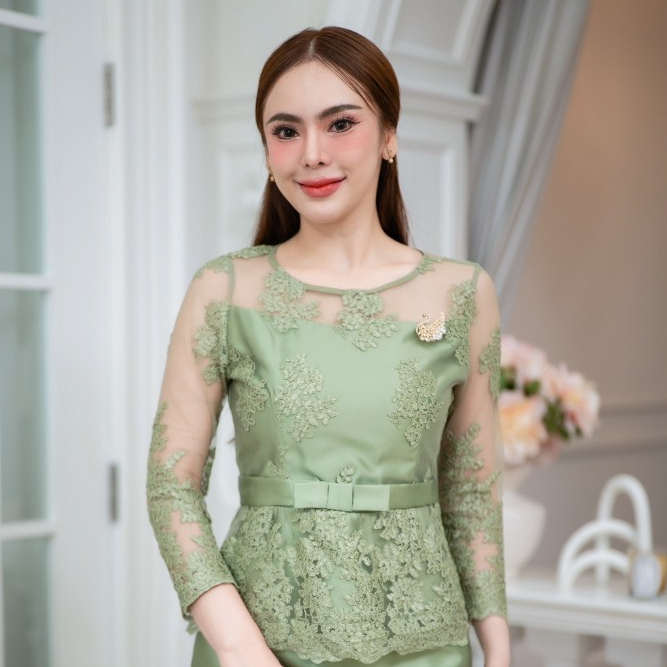 Sukunya 6035 :ชุดเดรส ชายระบายเก็บพุงได้ดี ผ้าไหม เกรดพรีเมี่ยมอย่างดี ด้านบนตกแต่งด้วยลูกไม้